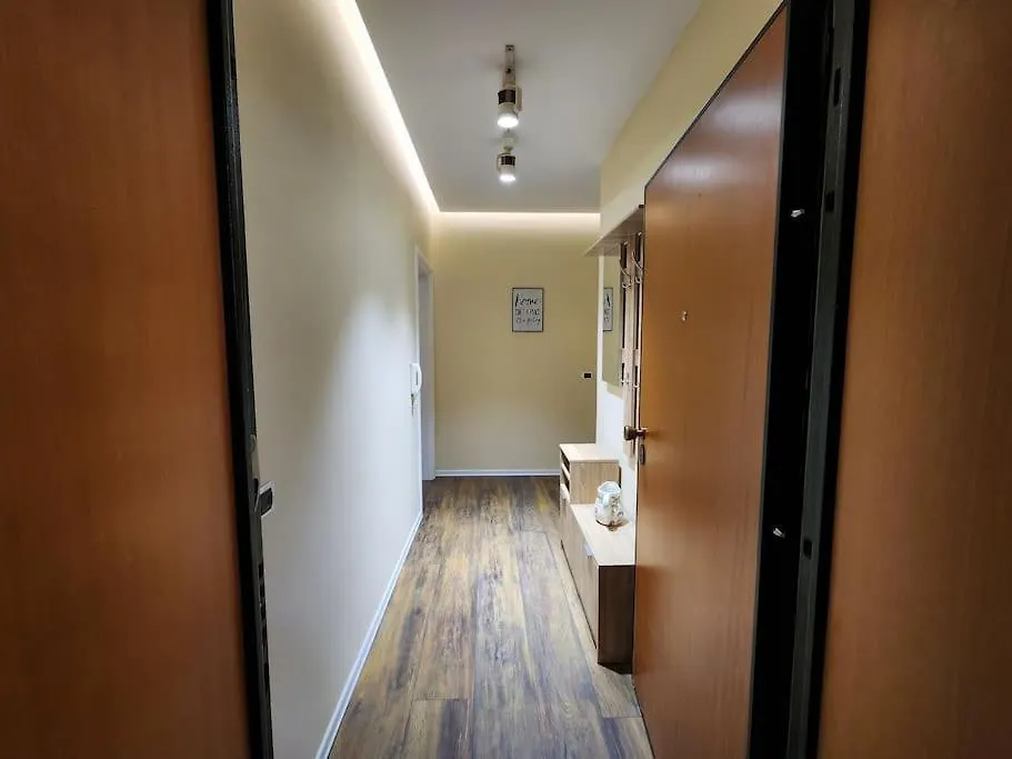Central Apartment-New Bazar Tirana Appartamento